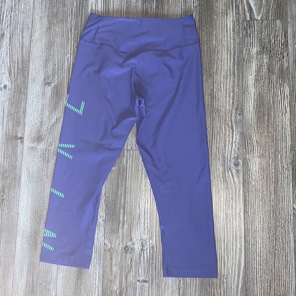 Nike  Crop Leggings - Picture 2 of 6